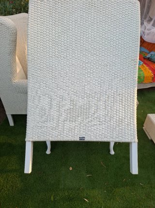 Sillones orejeras con cojines y reposapies