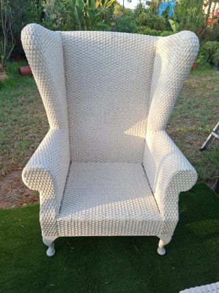 Sillones orejeras con cojines y reposapies