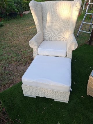 Sillones orejeras con cojines y reposapies