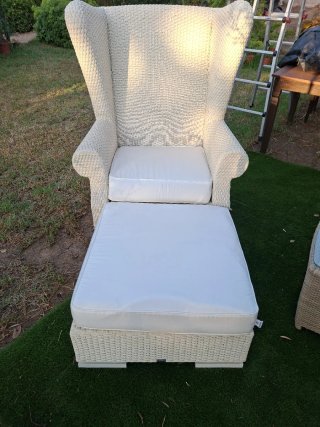 Sillones orejeras con cojines y reposapies