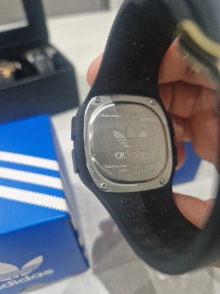 Reloj Adidas Negro y Dorado