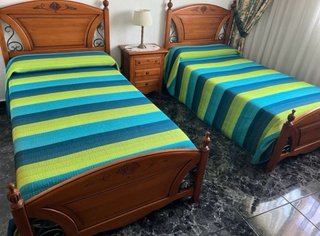 Conjunto de 2 camas madera con mesilla