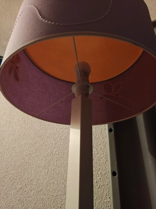 Lámpara de pie morada con libélula