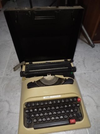 Máquina de escribir Olivetti Lettera 12
