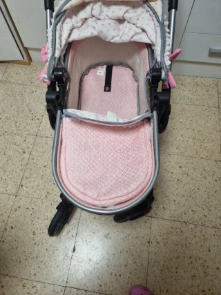 Carrito de bebé rosa con capota