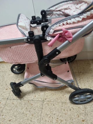 Carrito de bebé rosa con capota