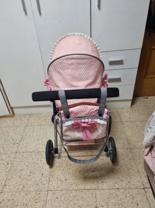 Carrito de bebé rosa con capota