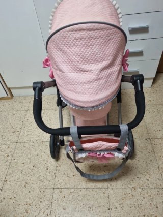 Carrito de bebé rosa con capota