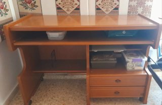 Escritorio de madera con cajones