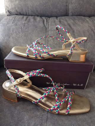 Sandalias doradas tacón bajo trenzadas