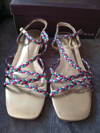 Sandalias doradas tacón bajo trenzadas