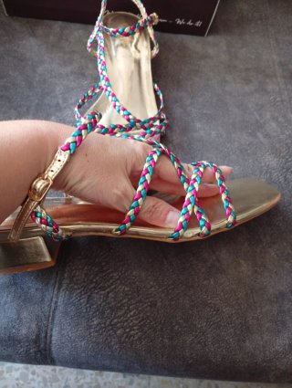 Sandalias doradas tacón bajo trenzadas