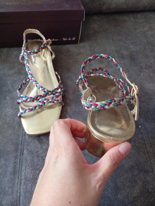 Sandalias doradas tacón bajo trenzadas