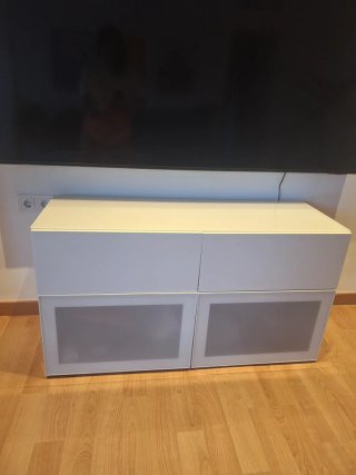 Vitrina y mueble bajo blanco salón.