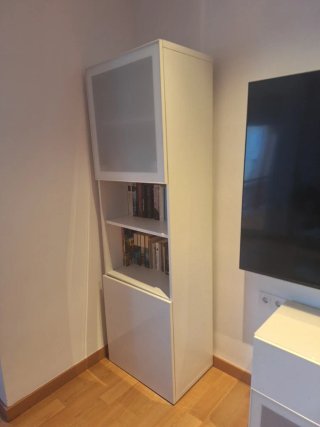 Vitrina y mueble bajo blanco salón.