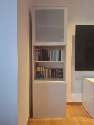 Vitrina y mueble bajo blanco salón.