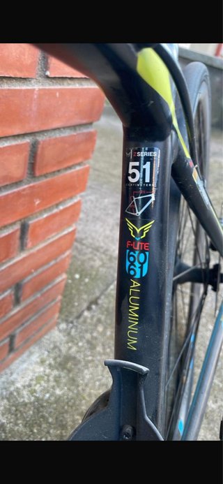Bicicleta Carretera Felt Negra y Amarilla