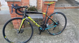 Bicicleta Carretera Felt Negra y Amarilla
