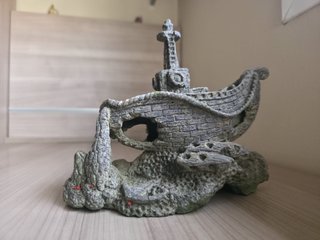 Figura decorativa barco naufragado acuario.