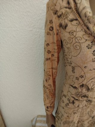 Blusa beige con estampado floral talla L local