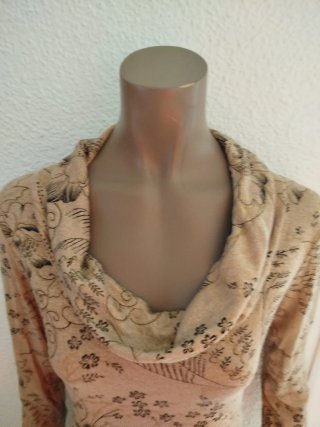 Blusa beige con estampado floral talla L local
