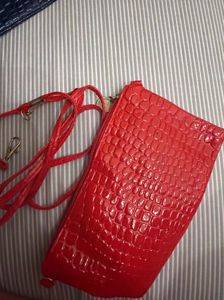 Borsa rossa effetto coccodrillo con tracolla