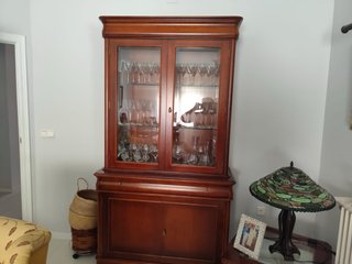 Armario de madera y cristal