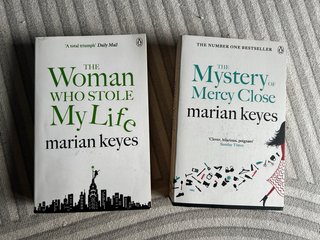 Dos libros de Marian Keyes en inglés