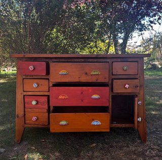 Cómoda de madera maciza con cajones de colores