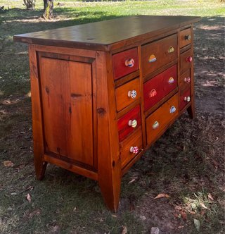 Cómoda de madera maciza con cajones de colores