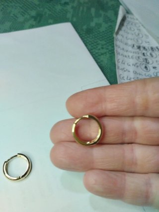 H547 Orecchini uomo cerchietto inox oro 1,7 mm