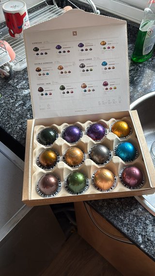 Macchina da caffè Nespresso Vertuo Pop + 12 capsule