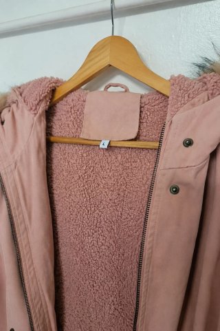 Impecable Parka rosa con forro de borreguito