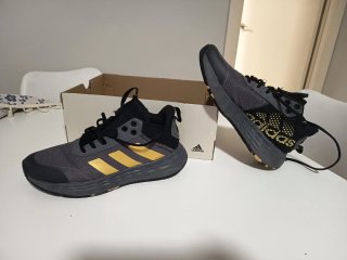 Zapatillas Adidas Gris y Dorado