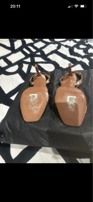 Sandalias de tacón ASOS doradas