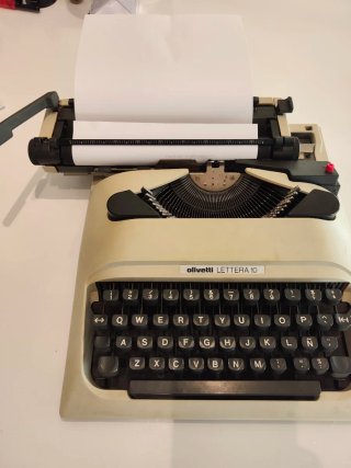 Máquina de escribir Olivetti Lettera 10