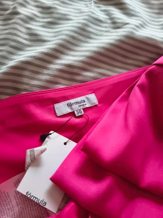 Vestido raso elegante con lazo