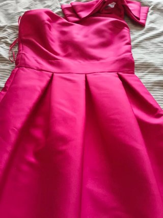 Vestido raso elegante con lazo