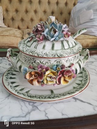 Sopera de cerámica con flores multicolores
