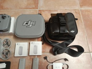 DJI Neo con mando y accesorios
