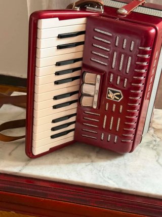 Acordeón Hohner Student IVN Rojo