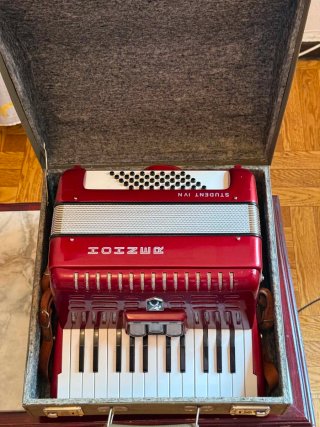 Acordeón Hohner Student IVN Rojo