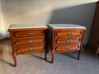 Mesitas de noche de madera y mármol