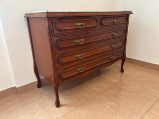 Cómoda de madera con tapa de mármol