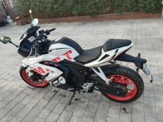 Moto Deportiva Negra y Blanca