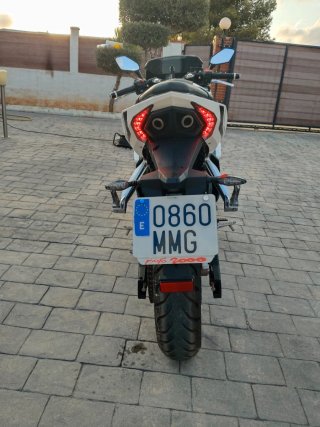 Moto Deportiva Negra y Blanca