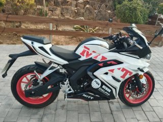 Moto Deportiva Negra y Blanca