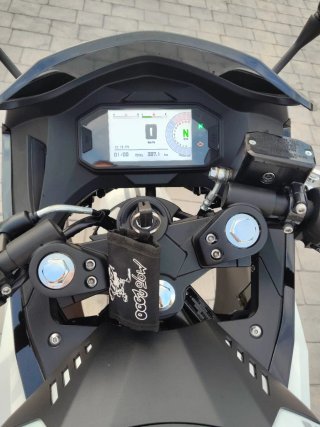 Moto Deportiva Negra y Blanca
