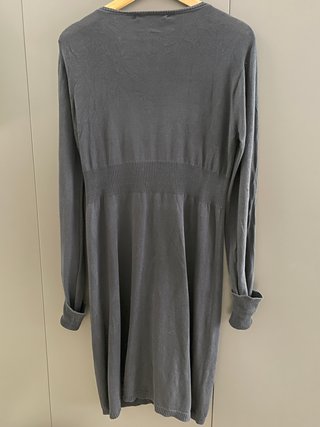 Vestido largo gris con botones
