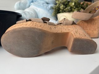 Sandalias tacón cuña corcho beige